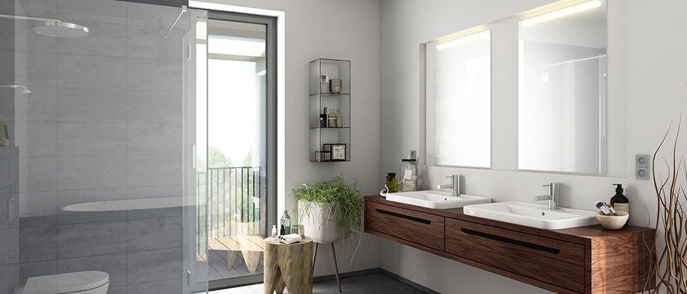 Ein modernes Badezimmer mit einer begehbaren Dusche, einem hölzernen Balkon, zwei Waschbecken mit Armaturen und einem Spiegel über den Waschbecken.