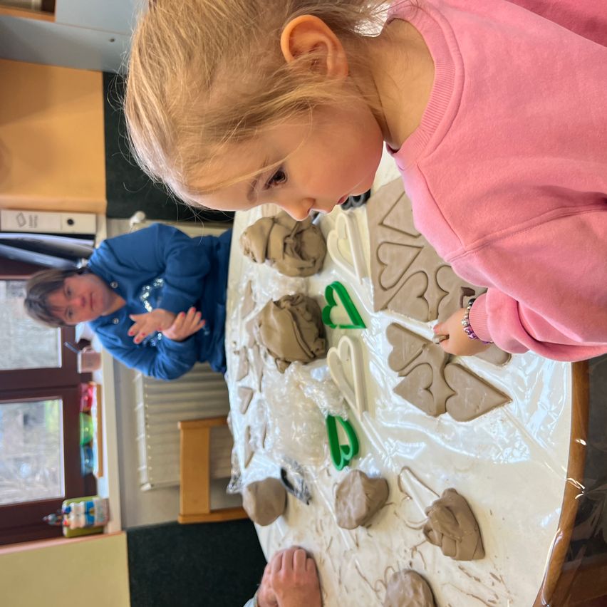 Bild enthält, Cream, Icing, Finger, Person, Wood, Birthday Cake, Cake, Sweets, Face, Head