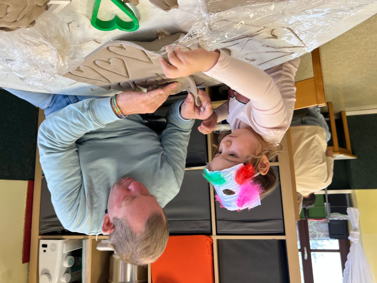 Bild enthält, Finger, Person, Adult, Male, Man, Hat, Plywood, Face, Head, Hospital