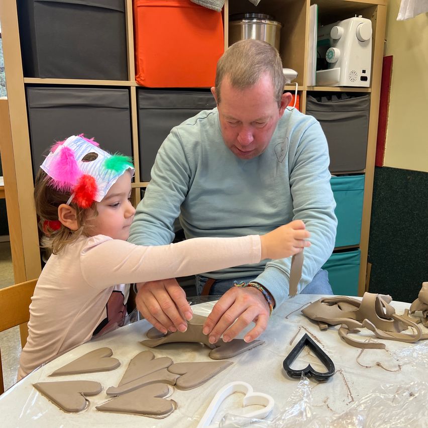 Bild enthält, Plywood, Wood, Finger, Person, Adult, Male, Man, Child, Female, Girl