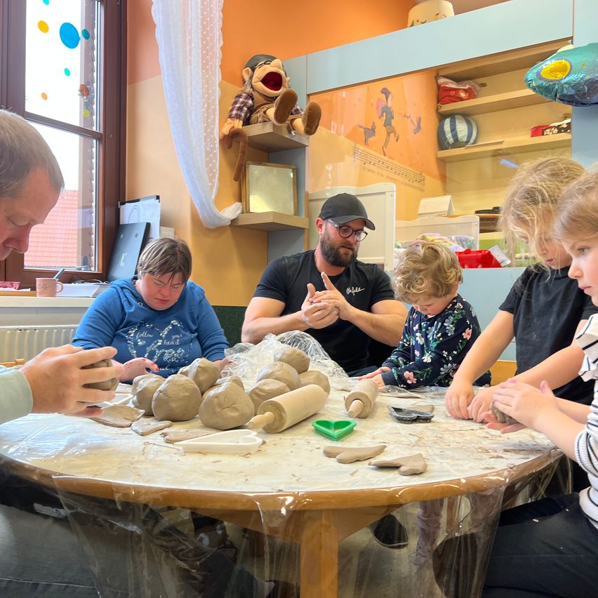 Bild enthält, Adult, Male, Man, Person, Child, Female, Girl, Wood, Boy, Plywood