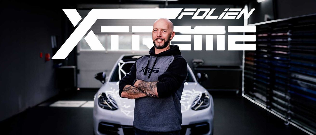 Bild enthält, Adult, Male, Man, Person, Skin, Tattoo, T-Shirt, Car Dealership, Vehicle, Hoodie