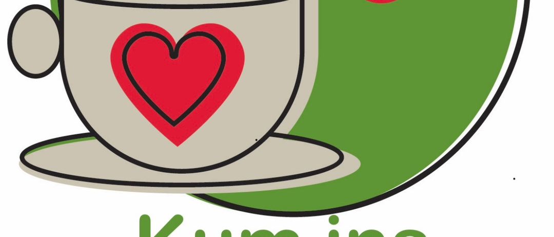 Ein Poster zeigt eine Kaffeetasse mit einem Herzen, umgeben von Kirschen und einer Wecker. Es steht 'Sonntags Kaffee: ab 09:00' und 'Kum ins Fraxner.'