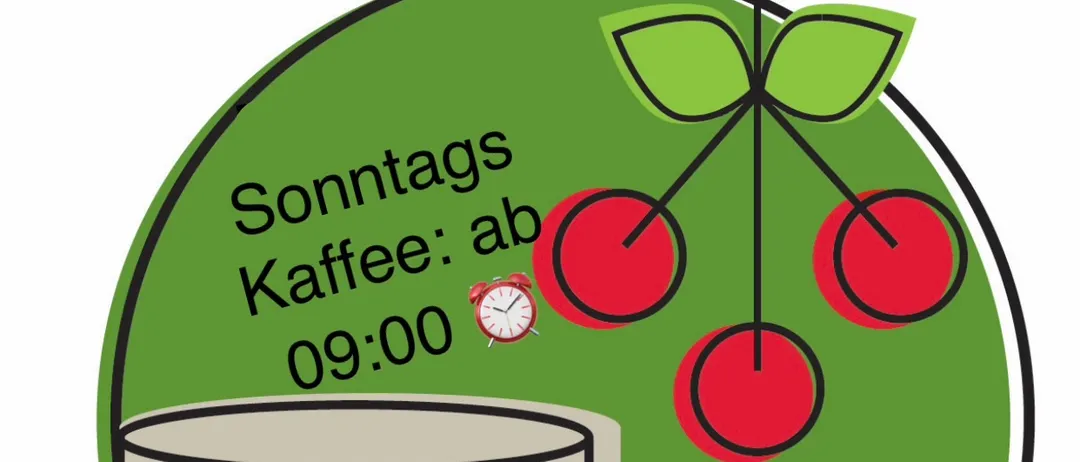 Eine Illustration einer Kaffeetasse mit einem Herzen darauf, umgeben von Kirschen und einer Uhr, mit dem Text 'Sonntags Kaffee: ab 09:00' und 'Kum ins Fraxner'.