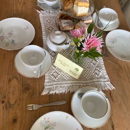 Bild enthält, Saucer, Furniture, Table, Tabletop, Brunch, Dining Table, Plate, Fork, Coffee Cup, Porcelain