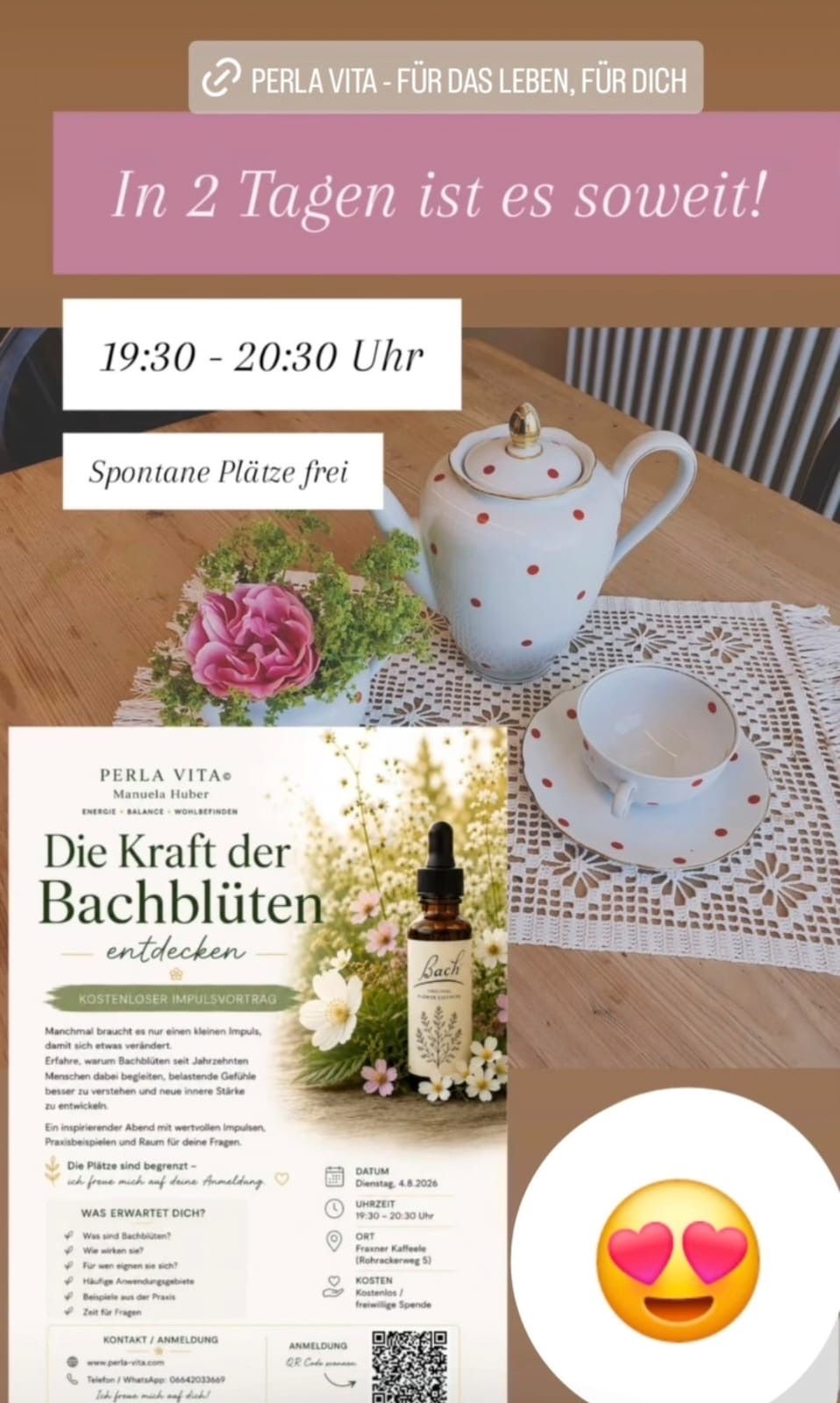 Ein Holztisch zeigt ein Buch mit dem Titel 'Die Kraft der Bachblüten entdecken' von Manuela Huber, eine Teekanne und eine Tasse auf einem Doily. Das Bild enthält auch eine Flasche Bachblütenessenz.
