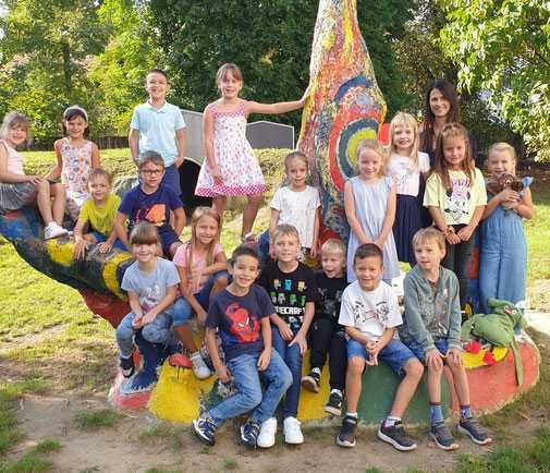 Bild enthält, Grass, Outdoors, Park, People, Person, Pants, Boy, Child, Male, Play Area
