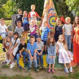 Bild enthält, People, Person, Kindergarten, Adult, Female, Woman, Child, Girl, Pants, Male