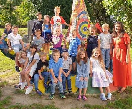 Bild enthält, People, Person, Kindergarten, Adult, Female, Woman, Child, Girl, Pants, Male