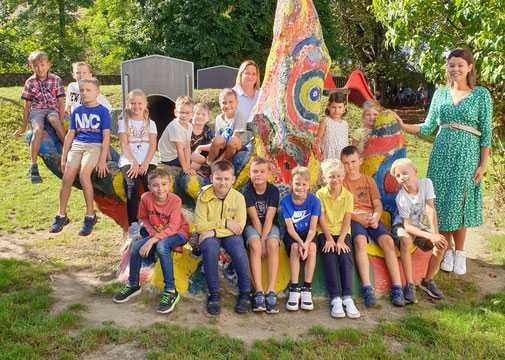 Bild enthält, People, Person, Grass, Park, Adult, Female, Woman, Pants, Boy, Child
