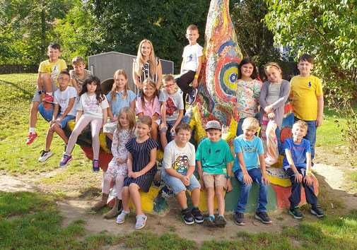 Bild enthält, People, Person, Grass, Park, Pants, Boy, Child, Male, Jeans, Backyard