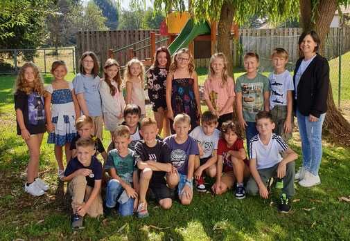 Bild enthält, People, Person, Female, Girl, Teen, Grass, Backyard, Pants, Boy, Child