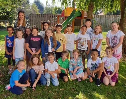 Bild enthält, People, Person, Backyard, Outdoors, Kindergarten, Baby, Grass, Child, Female, Girl