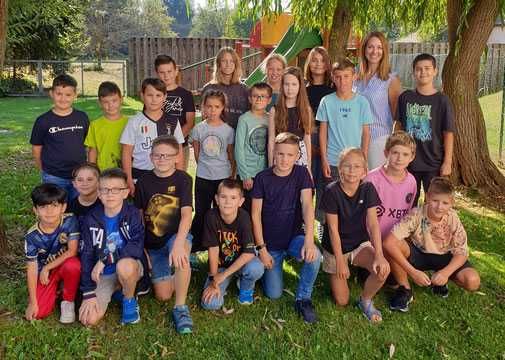 Bild enthält, People, Person, Team, Grass, Backyard, Baby, Boy, Child, Male, T-Shirt