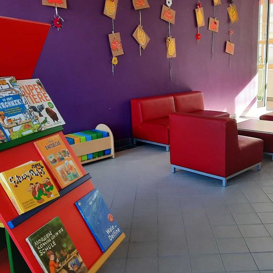 Bild enthält, Book, Indoors, Furniture, Floor, Couch, Person, Face