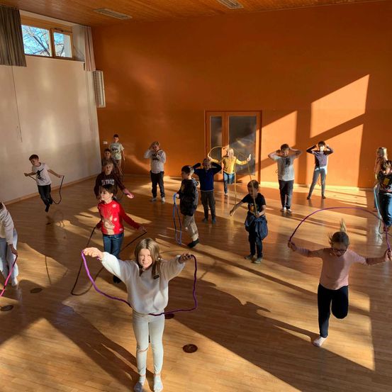 Bild enthält, People, Person, Baton, Stick, Dancing