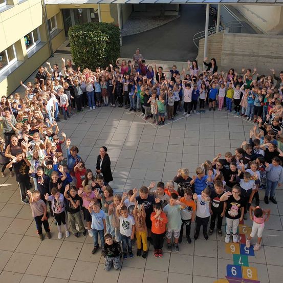 Bild enthält, People, Person, Building, College, Urban, Face, Head, City