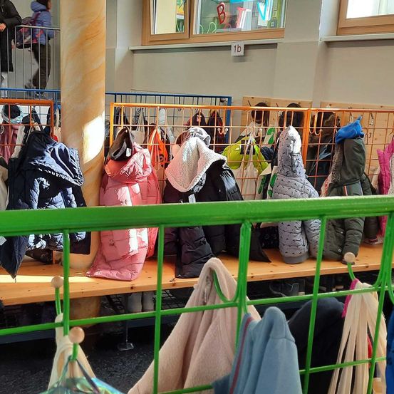 Bild enthält, People, Person, Adult, Female, Woman, Indoors, Shop, Boy, Child, Male