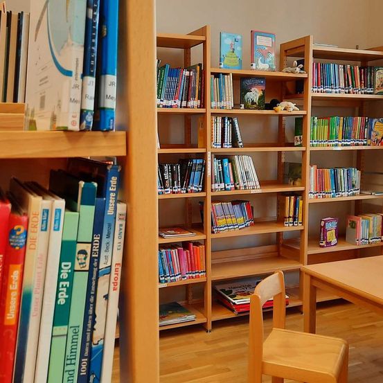 Bild enthält, Furniture, Bookcase, Chair, Desk, Table