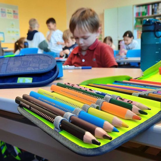Bild enthält, Boy, Child, Male, Person, Female, Girl, Student, Face, Head