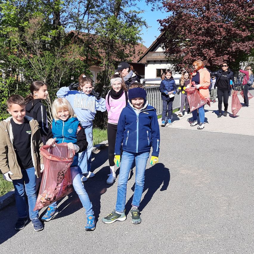Bild enthält, Pants, Person, Walking, Glove, Jeans, People, Shoe, Handbag, Child, Girl