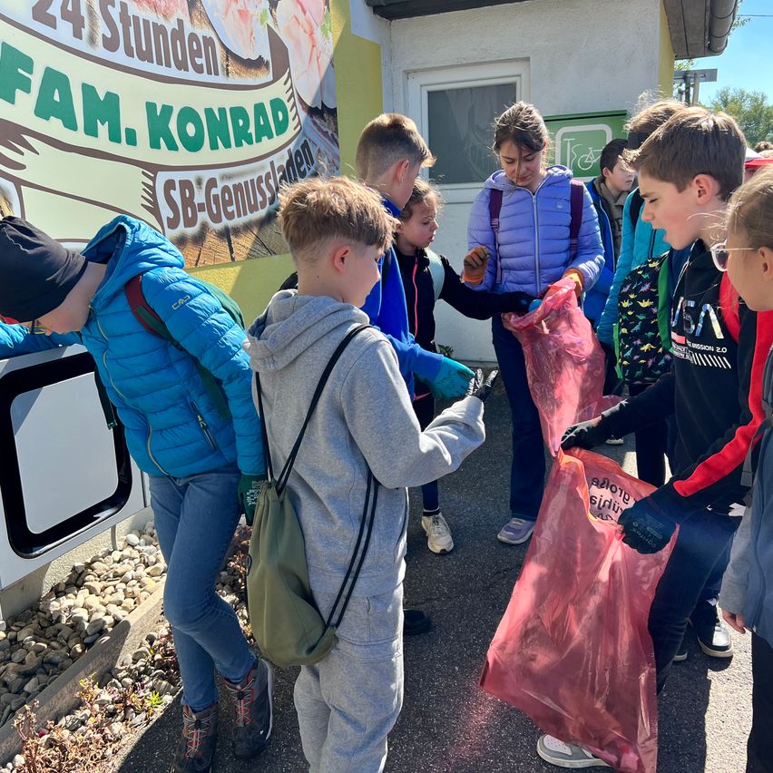 Bild enthält, Shoe, Glove, Advertisement, Poster, Person, Boy, Child, Male, Adult, Woman