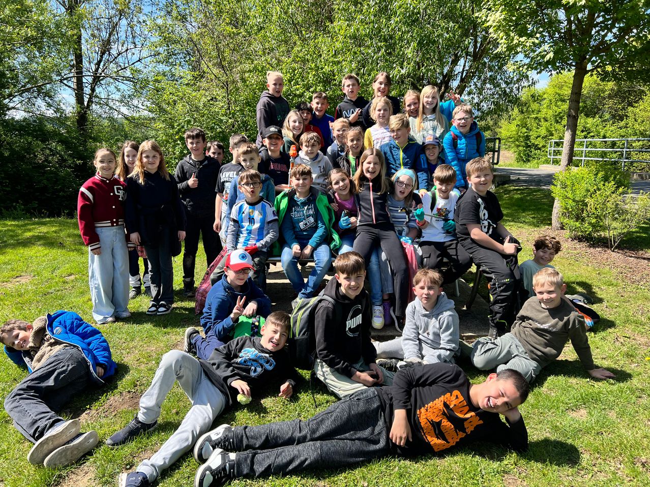 Bild enthält, College, People, Person, Park, Adult, Male, Man, Vegetation, Boy, Child