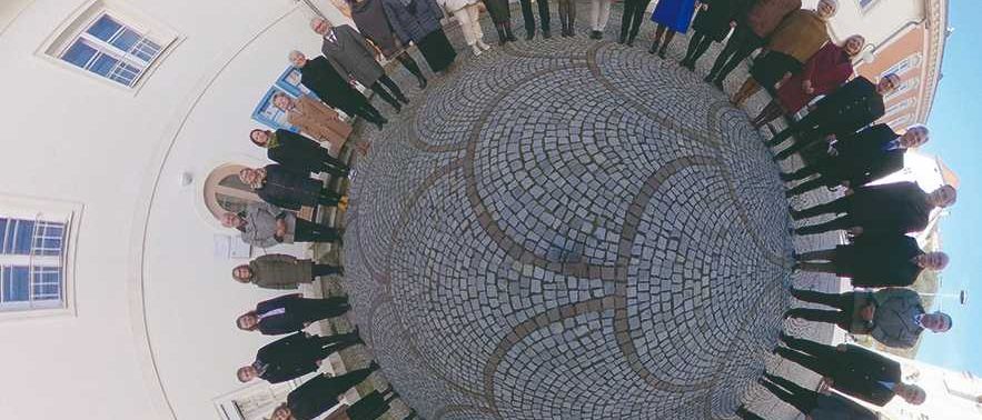 Bild enthält, People, Person, City, Monastery, Urban, Huddle, Adult, Male, Man, Outdoors
