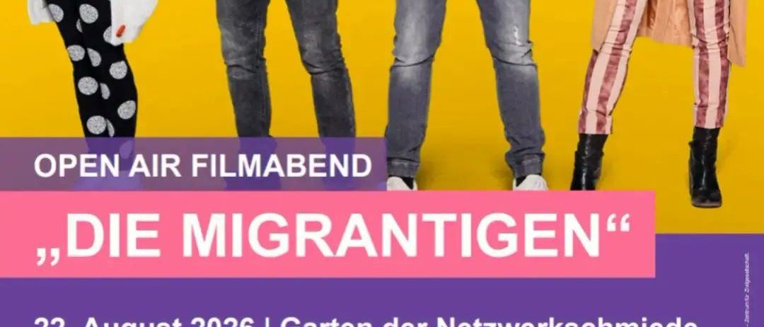 Ein Plakat für einen Open-Air-Filmabend mit dem Titel 'Die Migrantigen'. Es zeigt vier Personen in verschiedenen Outfits, eine davon hält eine Kamera. Die Veranstaltung ist für den 22. August 2026 geplant, Einlass um 19:00 Uhr, Beginn um 20:30 Uhr.