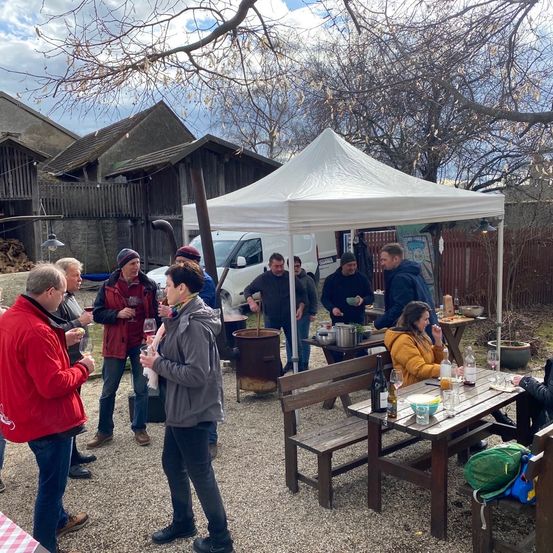 Bild enthält, Urban, Adult, Female, Person, Woman, Outdoors, Countryside, Nature, Male, Man