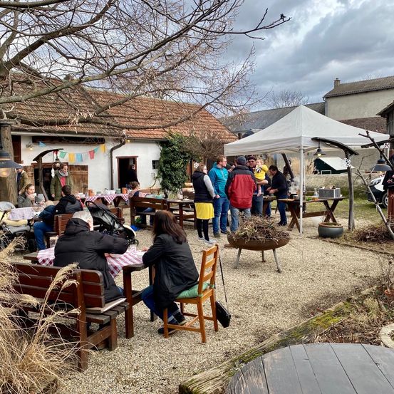 Bild enthält, Countryside, Nature, Outdoors, Rural, Village, Adult, Female, Person, Woman, Wheel