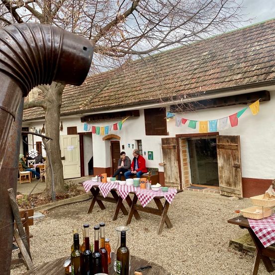 Bild enthält, Countryside, Nature, Outdoors, Rural, Person, Village, Farm, Alcohol, Beverage, Urban