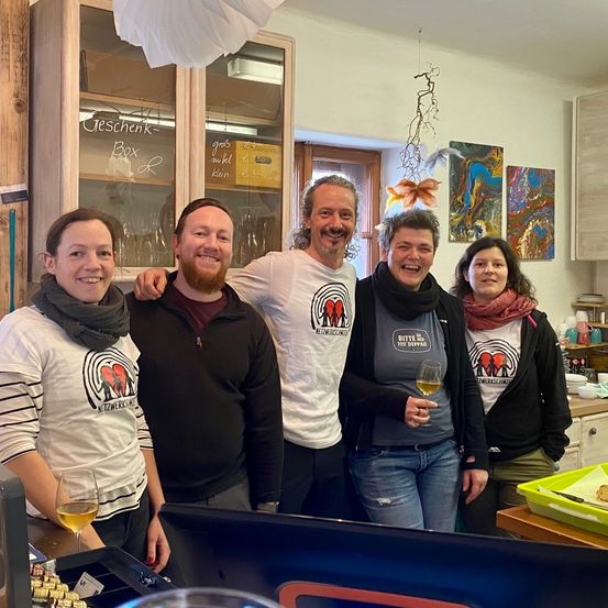 Bild enthält, People, Person, T-Shirt, Table, Dining Room, Adult, Female, Woman, Male, Man