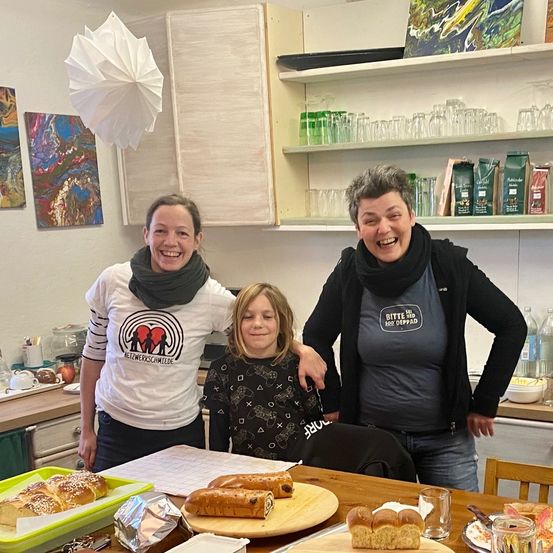 Bild enthält, People, Person, Dining Room, Dining Table, Table, Adult, Female, Woman, Photobombing, Brunch