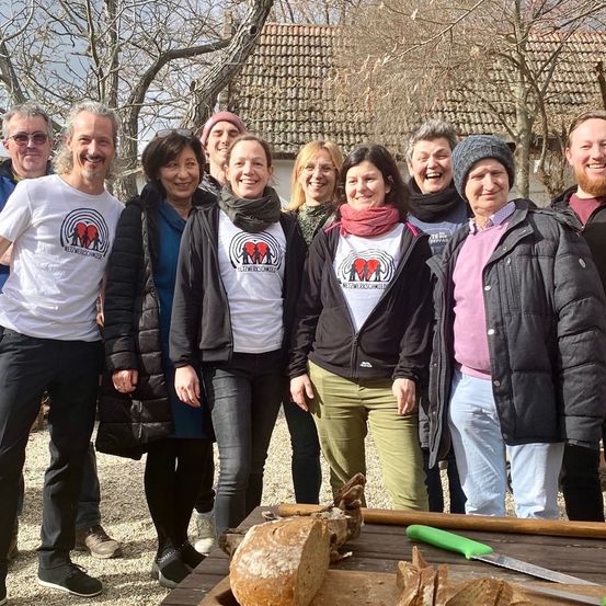 Bild enthält, Pants, People, Person, Wood, Jeans, Shoe, Groupshot, Adult, Male, Man