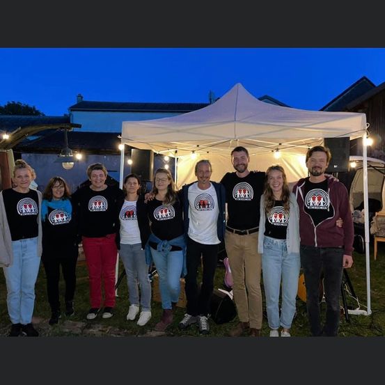 Bild enthält, T-Shirt, Shelter, Pants, People, Person, Photography, Portrait, Baseball Cap, Adult, Man