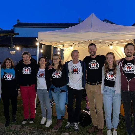 Bild enthält, People, Person, Pants, Groupshot, Adult, Male, Man, Jeans, Shelter, Face