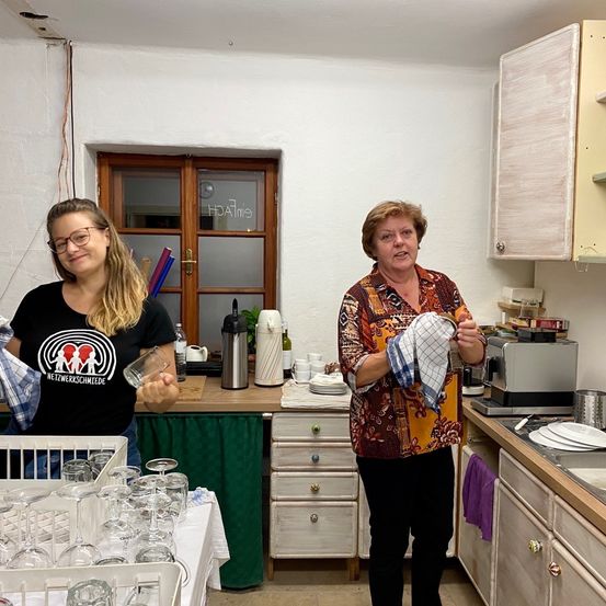 Bild enthält, Adult, Male, Man, Person, Female, Woman, Indoors, Kitchen, Glasses, Face