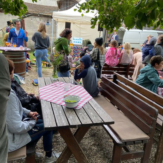 Bild enthält, Plywood, Wood, Table, Adult, Female, Person, Woman, Restaurant, Dining Table, Potted Plant
