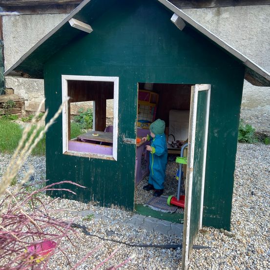 Bild enthält, Outdoors, Shelter, Countryside, Hut, Nature, Rural, Gravel, Person, Shack, Housing