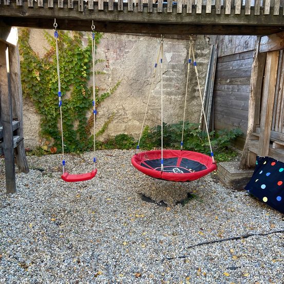 Bild enthält, Backyard, Outdoors, Yard, Road, Play Area, Outdoor Play Area, Wood, Toy, Boat, Vehicle