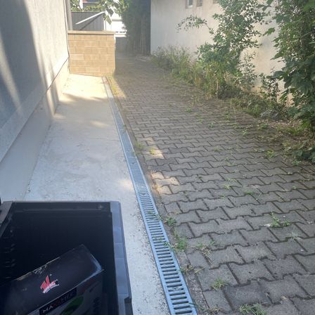 Bild enthält, City, Road, Street, Urban, Path, Floor, Housing, Outdoors, House, Plant
