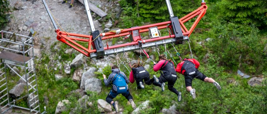 Bild enthält, Person, Outdoors, Adventure, Leisure Activities, Clothing, Footwear, Shoe, Bungee