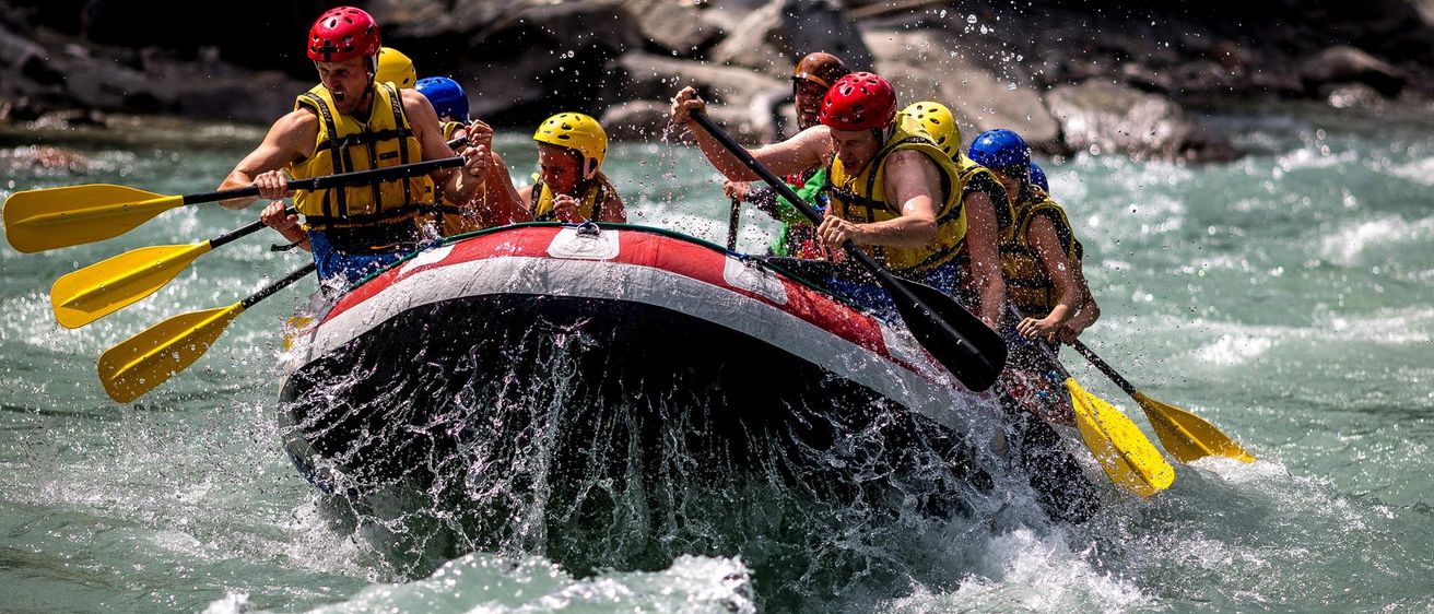 Bild enthält, Lifejacket, Vest, Adventure, Boat, Person, Rafting, Vehicle, Helmet, Canoeing, Water