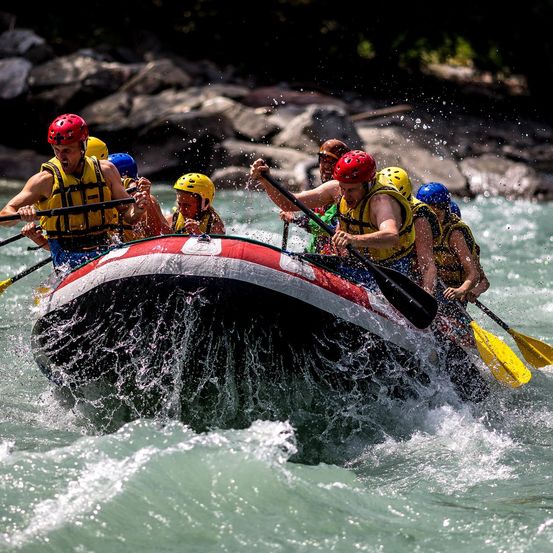 Bild enthält, Lifejacket, Vest, Adventure, Boat, Person, Rafting, Vehicle, Helmet, Canoeing, Water