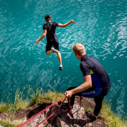 Bild enthält, Adult, Male, Man, Person, Water, Outdoors, Clothing, Footwear, Shoe, Shorts