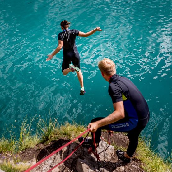 Bild enthält, Adult, Male, Man, Person, Water, Outdoors, Clothing, Footwear, Shoe, Shorts