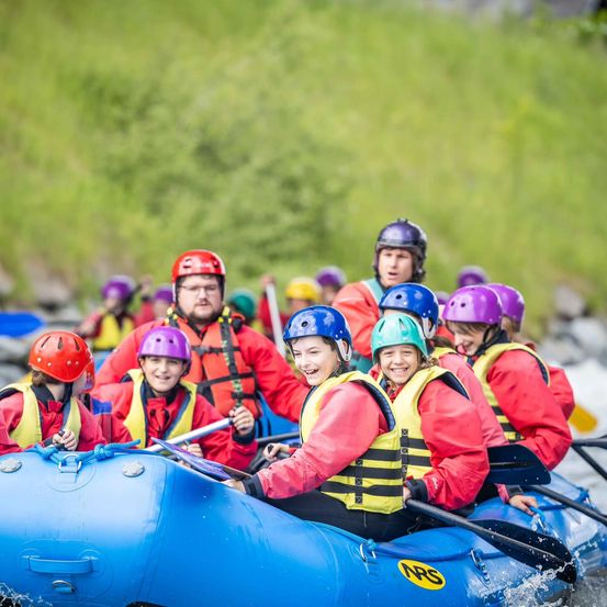 Bild enthält, Vest, Lifejacket, Boat, Vehicle, Helmet, Adventure, Adult, Male, Man, Person