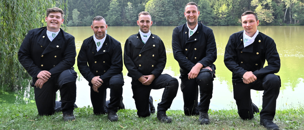 Bild enthält, Blazer, Coat, Jacket, People, Person, Tree, Groupshot, Adult, Male, Man