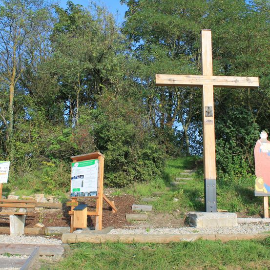 Bild enthält, Cross, Symbol, Person, Graveyard, Outdoors